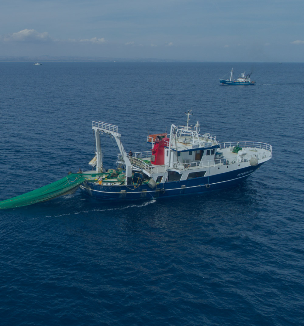 Αλιευτικό καράβι ρίχνει δίκτυα στην θάλασσα